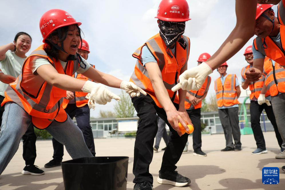 赢博体育app工地趣味运动迎“五一” 新华网(图2) 赢博体育app工地趣味运动迎“五一” 新华网(图2)